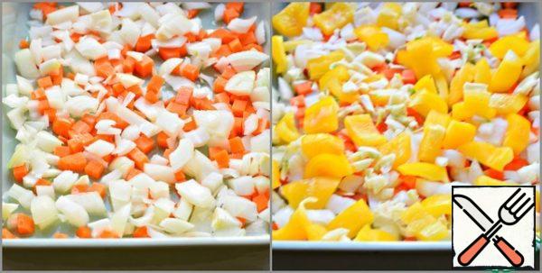 All vegetables should not be cut finely.
Put diced onions and carrots in a suitable baking dish.
Sweet pepper and coarsely chopped garlic.