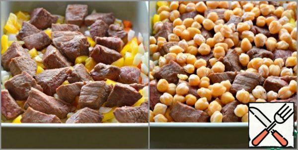 Spread the meat evenly on top.
For meat-pre-boiled chickpeas (the weight of already boiled chickpeas is given).