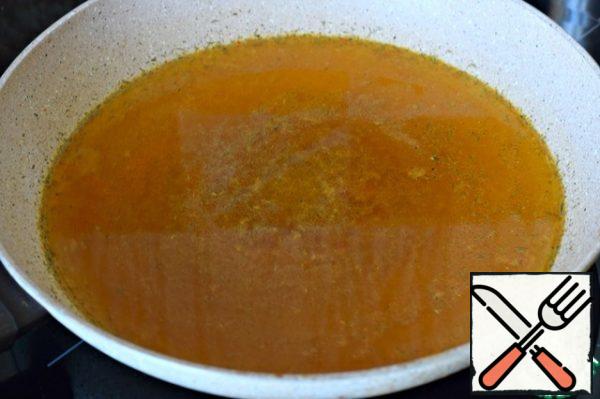 In the pan in which the meat was fried, pour 300 ml of hot water, salt, add spices. Use your favorite seasonings. The combination of savory, sumac, paprika and ground coriander seems to me very successful. A pinch of each spice will be enough.
Heat the sauce in a frying pan.
