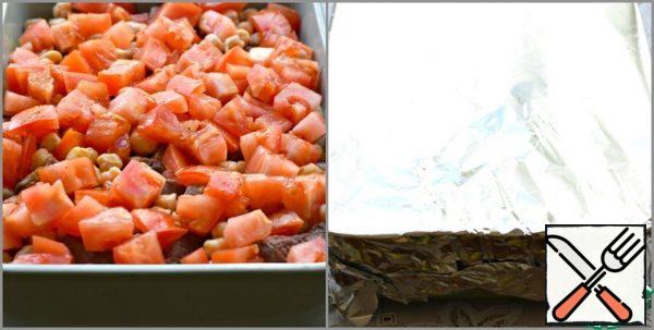 And pour into a mold with vegetables and meat.
Put the last layer of tomatoes.
Close the form tightly with foil and put it in a preheated 180°C oven for 1 hour-1 hour 10 minutes.