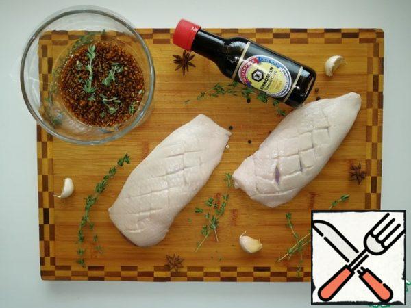 Make neat shallow notches on the duck skin. This is necessary so that when frying, excess fat is melted from the skin and it turns out to be crispy.
Preparing the marinade. Mix soy sauce, mustard, salt, sugar, pepper, garlic and thyme.