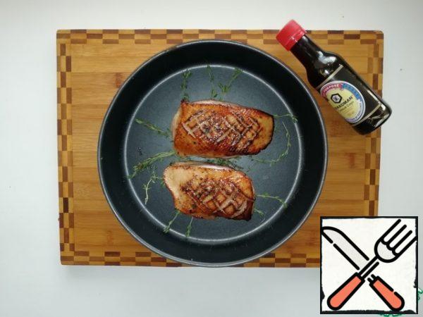 Fry the duck fillet in a well-heated frying pan. First, fry on the skin side for 2 minutes, turn over and fry for 1 minute on the other side.
Put the breast on a baking sheet and send it to the oven preheated to 200 degrees for 8-10 minutes. The time depends on the preferred degree of roasting.