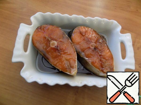 The form in which we will bake the fish, lubricate a little sunflower oil. Top with marinade and put in the oven for 20 minutes at t-180 C.