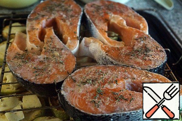 Set the grill on a baking sheet with zucchini and place in the oven, bake at 180 degrees for 40 minutes.