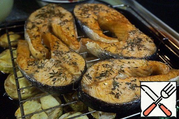Salmon baked with zucchini is ready.