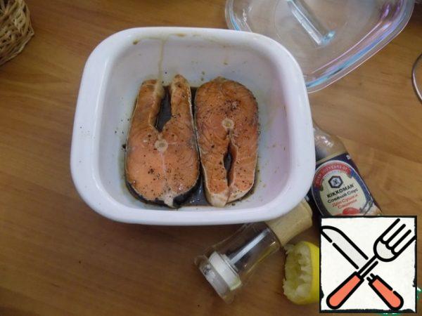 I washed the salmon pieces, dried them, and put them in a bowl where I would pickle them. I poured soy sauce, squeezed lemon juice and pepper. If you will do and children, then pepper is not necessary. This can be done later. Marinated the pieces for 30 minutes, periodically turning them over.
