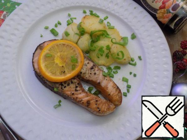 I will serve the fish with potatoes, which I first cooked "in uniform", then peeled, cut into "roundels" and fried in butter, a little seasoned with sea salt. This potato has an unforgettable taste! Sprinkle the fish and potatoes with green onions.