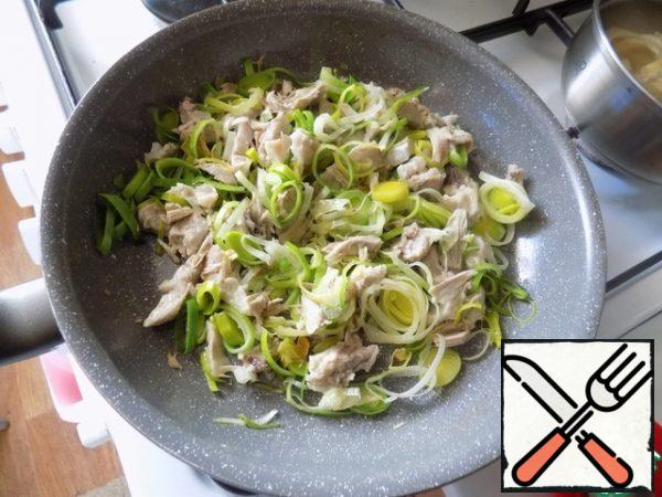 In a frying pan, pour 1 tbsp oil and put the leeks, cut into thin rings. Then I prepared it almost until it was ready. Pre-boiled Turkey in salted broth cut into small pieces and sent to the leek. Brought to the readiness of the onion, which is about 5 minutes. In parallel, I boiled the nests (paste) also in salted water.