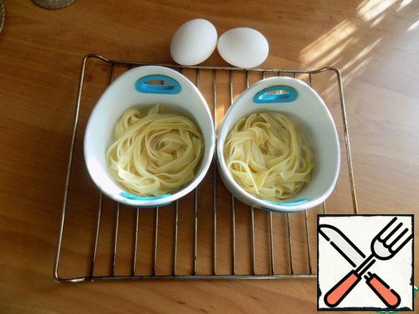 I took the appropriate molds and smeared them inside another 1 tbsp of olive oil. With a slotted spoon, she carefully fished the nests out of the pan and let the liquid drain. Spread out on the bottom of the forms.