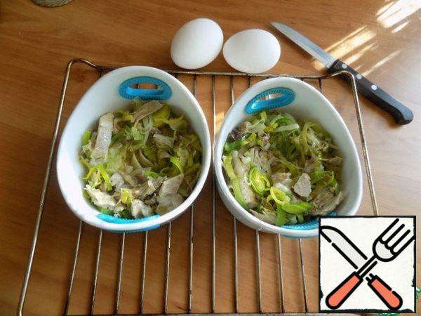 Top with the Turkey and leeks so that there is a little recess in the center for the egg.
