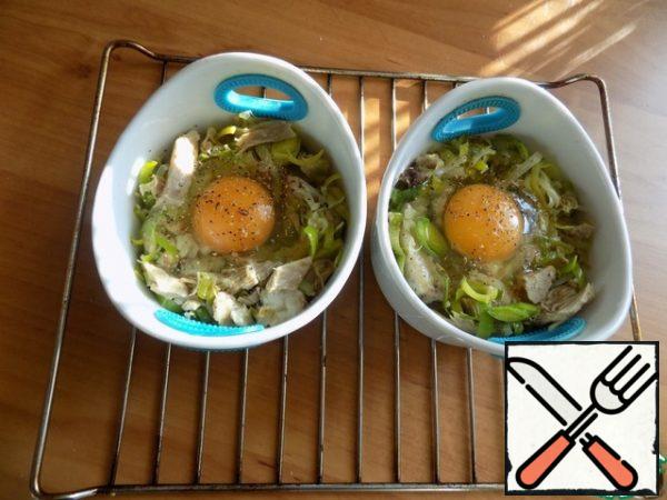 Broke carefully into each form of an egg, keeping the yolk intact. It is important. Salt and pepper a little on top of the egg. If you do it for children, you do not need to salt and pepper immediately. This can be done for yourself in a ready-made dish.
