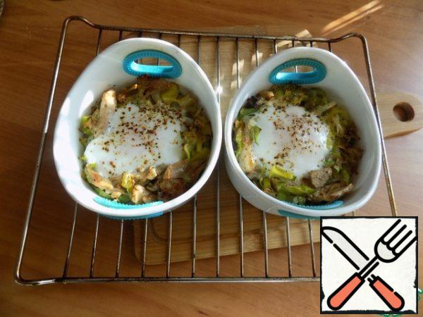 Put in the oven, setting the temperature to 180 C for about 10 minutes. You don't need the yolk to fully grasp. It should be left sticky, so it tastes better. So I periodically looked in the oven. Be guided by your oven. Done!