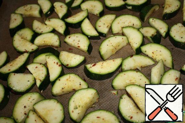 Cut the zucchini into half rings, then I put them in a bag and mix with the butter.
Preheat the oven to 200 degrees. and bake the zucchini for about 15 minutes.