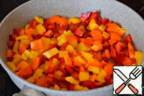 Immediately put the pasta to cook in boiling salted water. Pasta can be any: shells (as in this case), horns, spirals, bows ... peel the
Sweet pepper and cut into small cubes.
Fry in well-heated olive (sunflower) oil until soft, 5-7 minutes.