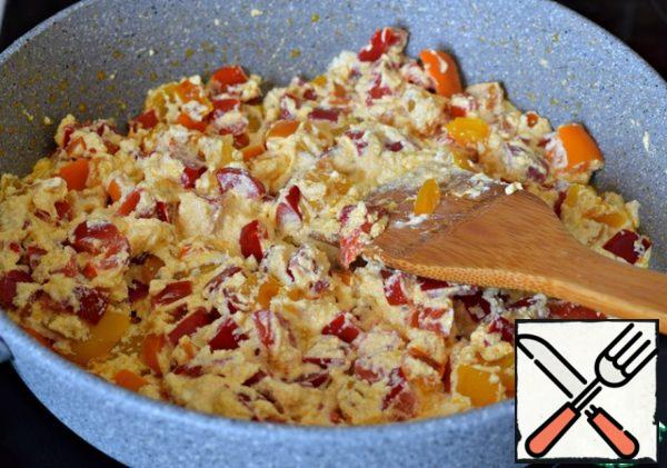 Pour the lemon juice into the pan, add the curd cheese, mix and cook under the lid all together for a couple of minutes.