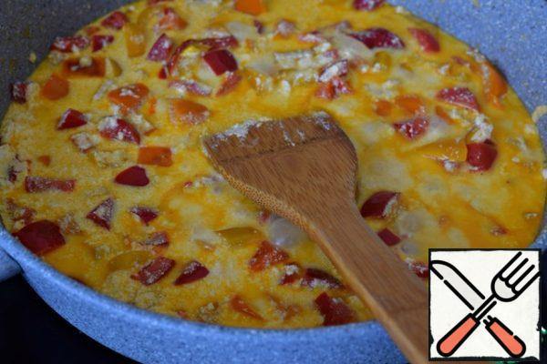 Water from the paste to dilute the pepper and cheese sauce, mix well. Put the pasta and fish in the pan with the sauce, season the dish with parsley, and mix. Try it with salt and salt. Warm everything together for a couple of minutes. Serve immediately to the table.