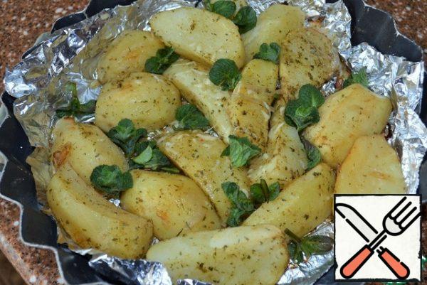 Wash and dry the mint.
Cut into slices and put on potatoes.
