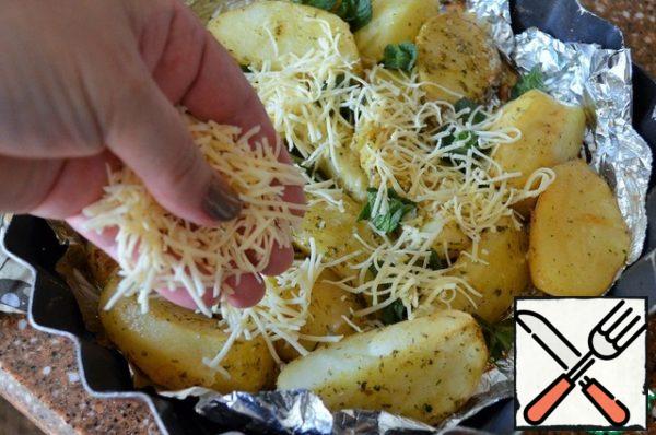Grate the cheese on a fine grater and sprinkle it over the potatoes.
We send it back to the oven, bake until ready.
Bake for another 15-20 minutes at 180 degrees.