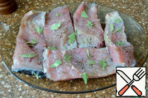 Cut into fillets, removing the backbone bone.
Cut into portions.
Wash, dry, put skin-side down.
Pepper and crumble the Bay leaf.
DO NOT ADD SALT! Leave for 30 minutes.