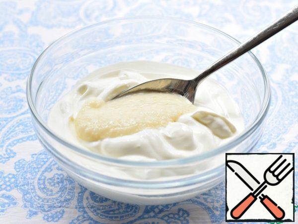 Mix sour cream with table horseradish. (Horseradish is a matter of taste, you can put it more or less. I put 2 spoons.) Salt.
Sour cream should not be sour, fresh, from a trusted manufacturer. The final result and taste of the dish depends on its quality. But the percentage of fat content is not particularly important here.