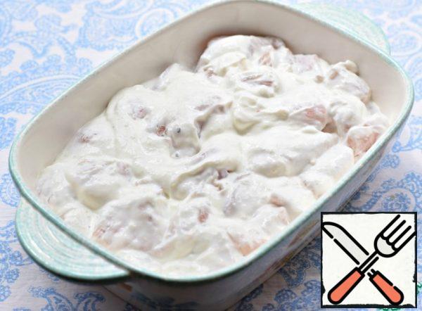 Pour the chicken fillet with sour cream, mix well and put in a baking dish. Place in a preheated 190° oven and cook for 35-40 minutes.