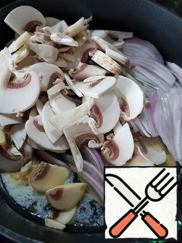 In a skillet with high edges, melt the butter. Add the chopped mushrooms and onions. Onions can be used any and even green. Fry everything until Golden brown.