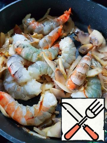 Add the peeled shrimp. (They can be pre-boiled, at your discretion). Stir. Cook until the prawns are red.