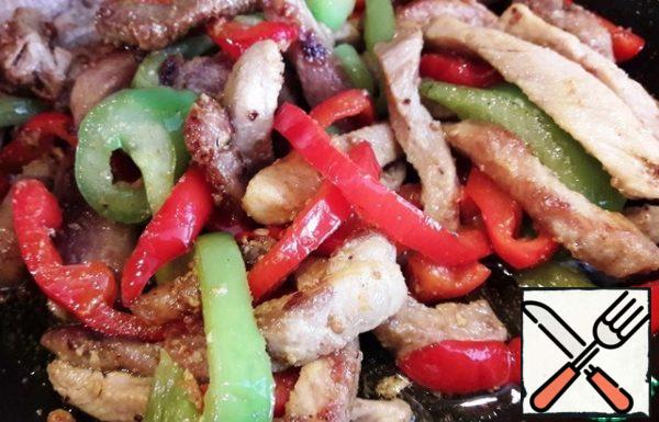 Prepare a fragrant filling.
Mix curry, soy sauce, vegetable oil, pepper and salt.
If desired, the number of ingredients in the filling can be doubled!