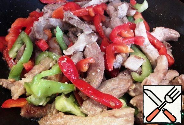 When the pepper is ready, add the filling. Oh, what a fragrance!!! Simmer for 5 minutes. Try it with salt and pepper. Turn off the stove.