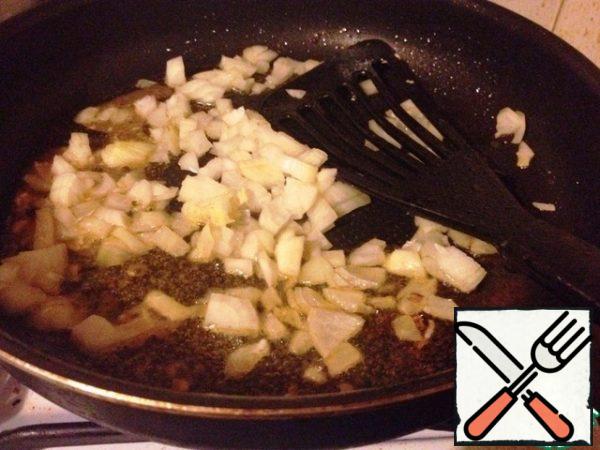 Peel and dice the onion. Put in a saucepan and fry until Golden brown.