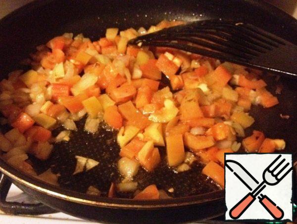 Wash the pepper, dry it, remove the seed pod and cut it into cubes. Add the chopped pepper to the onion. Stir-fry for another 5 minutes.