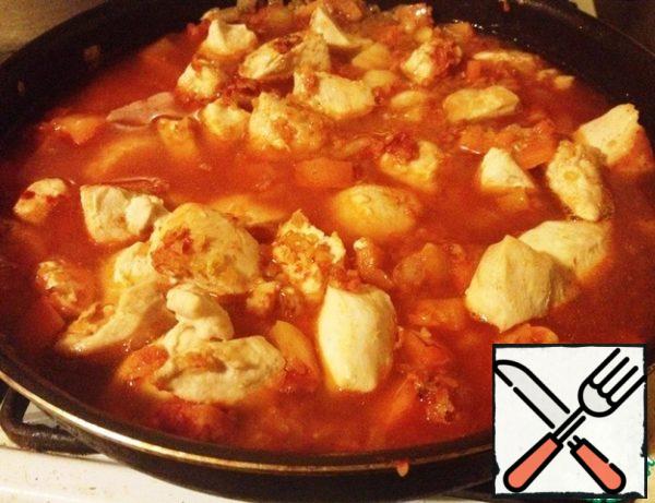 Pour in the water so that it is 1/2 cm above the bulgur level, put the chicken, bring to a boil, reduce the heat to a minimum, cover with a lid and simmer until the bulgur is ready.