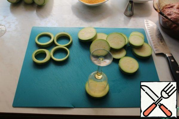 Cut the zucchini into circles, approximately 1 cm thick. In each circle, squeeze out the middle.