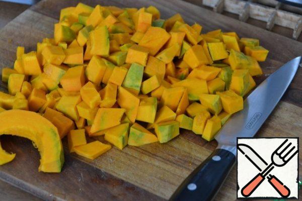 Peel the pumpkin and also cut into pieces.