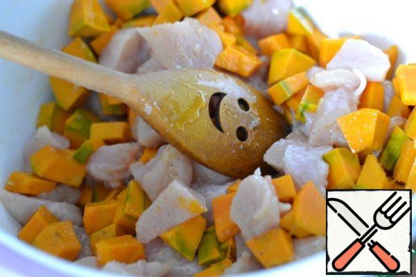 Combine the meat and pumpkin in a large bowl. Add salt, pepper, juice of one lemon, honey and garlic, passed through a press.
Stir and leave to marinate for 15-20 minutes.