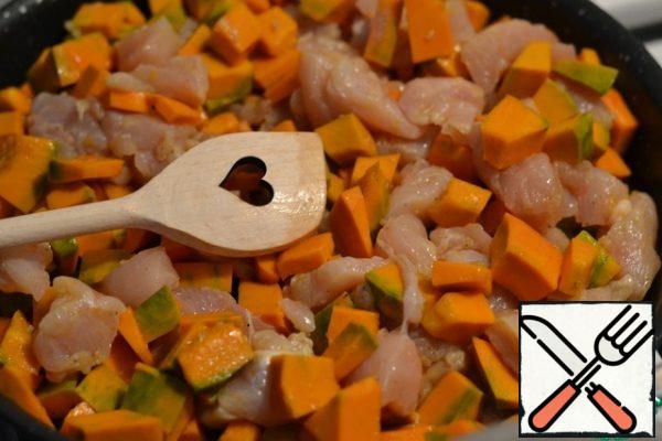Heat 2 tablespoons of sunflower oil in a frying pan.
Add meat with pumpkin. Fry over high heat, stirring constantly, until the chicken meat turns white.