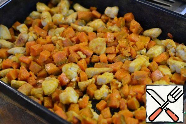 Grease the prepared baking dish or baking
sheet with sunflower oil. Spread the pumpkin with the meat.
Bake in a preheated oven at 200*C for 30 minutes.
Heat the oil in the microwave.
You can add dry sage or garlic.
Pour this fragrant oil over the finished dish!