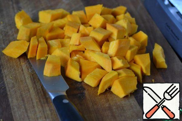 Peel the pumpkin and cut it into pieces.