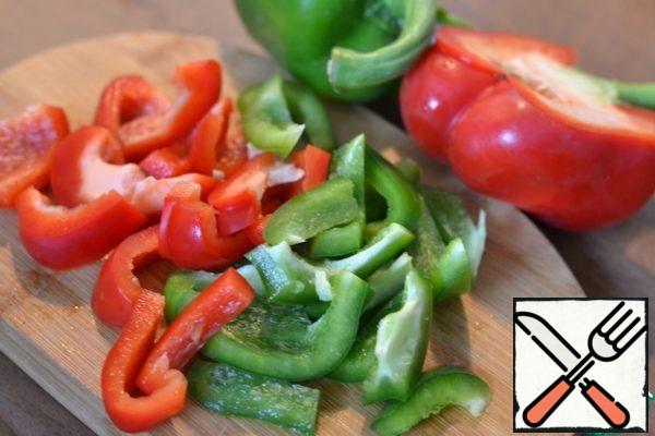 Randomly chop the peppers.