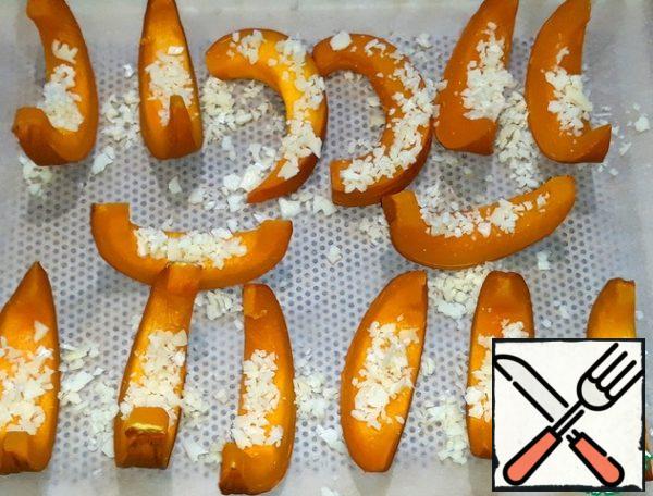 I crushed the cheese and sprinkled it on the pumpkin slices.