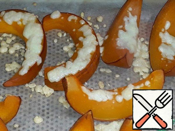 Put the baking sheet in the preheated oven to 180 degrees
turn on the oven and bake for 10 minutes until
the cheese is completely melted, until Golden. My cheese is
lactose-free, so there is no ruddiness.