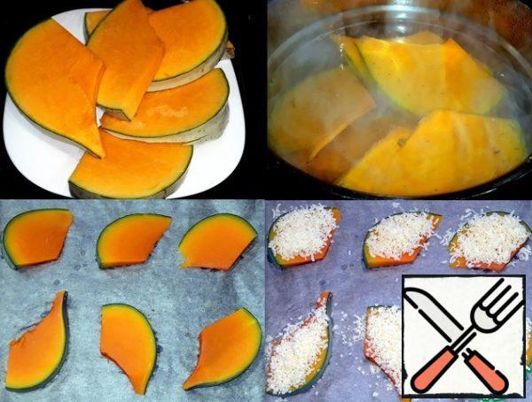 The recipe was prepared with a large pumpkin.
I put the sliced pumpkin
pieces in boiling water and cooked them for 3 minutes.
This pumpkin is softer
than a small one, and it takes a little less time to prepare it.
