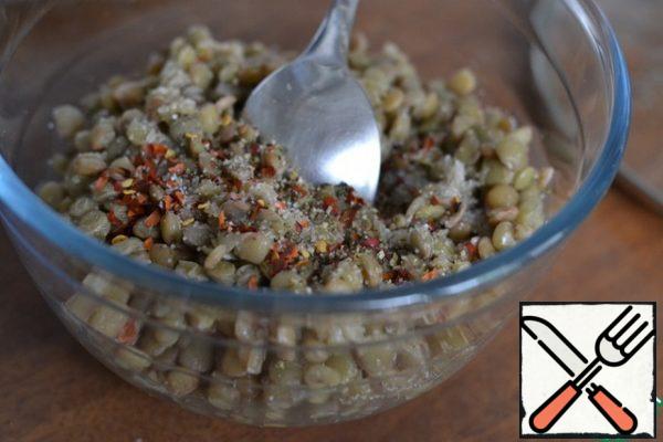 Soak the lentils in water for 12 hours.
Drain the water. Pour in fresh water and cook until tender.
Drain the finished lentils with water. Add 1 tablespoon of sunflower oil, salt and pepper to taste. Stir.