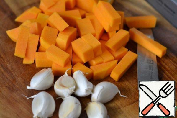 Peel the pumpkin and cut it into medium pieces.
Garlic head to disassemble the teeth.
