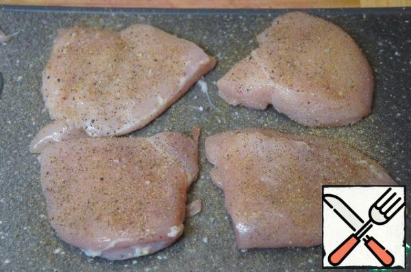 Prepare the products. Wash the orange thoroughly, cut it and remove the seeds. Clean the fillet from excess fat and films.