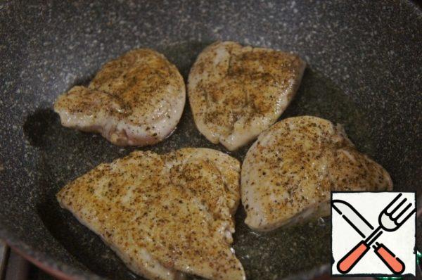 Cut each fillet into two parts, cover with a plastic bag and lightly chop. Especially thick parts. Season with salt and pepper. You can sprinkle with chicken seasoning.