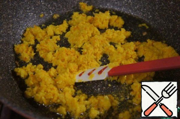 Fry in sunflower oil on both sides until lightly browned, set aside in another container.