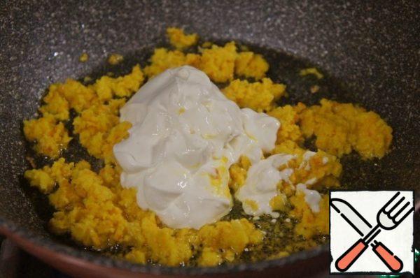 Chop the orange together with the peel in a blender or shredder.
In the oil from the chicken fillet, fry the crushed orange.