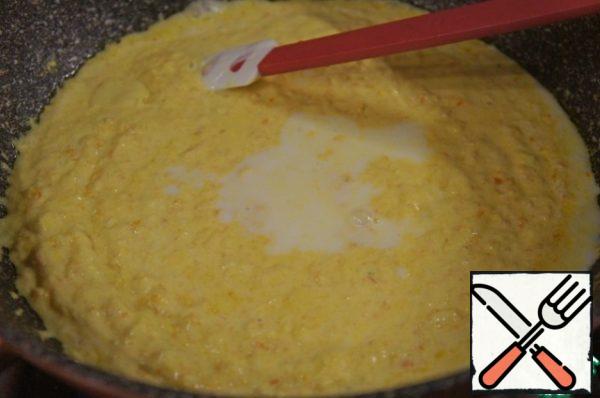 Add sour cream and fry everything together for a few minutes.