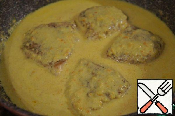 Pour in the milk, stir, and bring to a boil. Add salt to taste. Add the chicken fillet and cook on low heat under the lid for another 15 minutes.